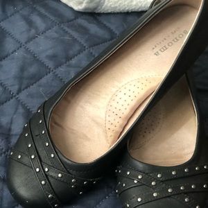 Sonoma women’s size 7. Black with silver detail.